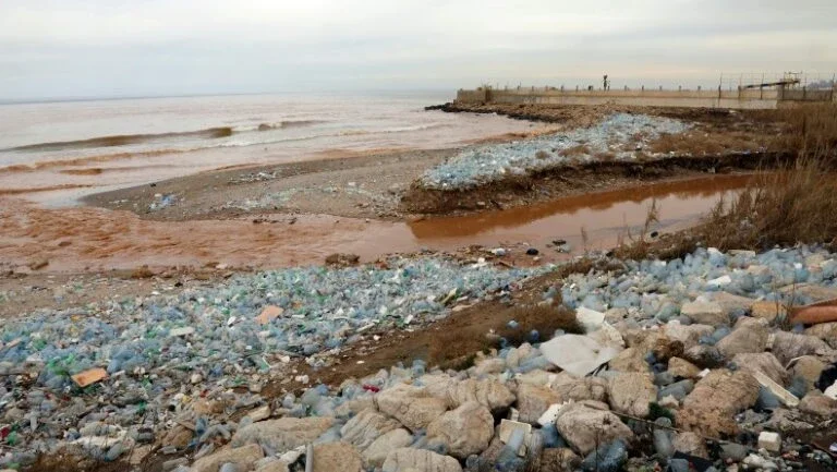 Milhões de rejeitos plásticos se amontoam em ilha do Pacífico sul