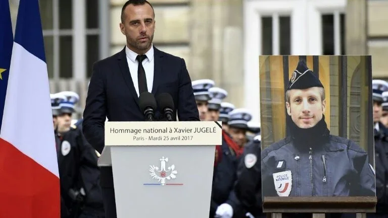 Companheiro de policial assassinado em Paris celebra casamento póstumo