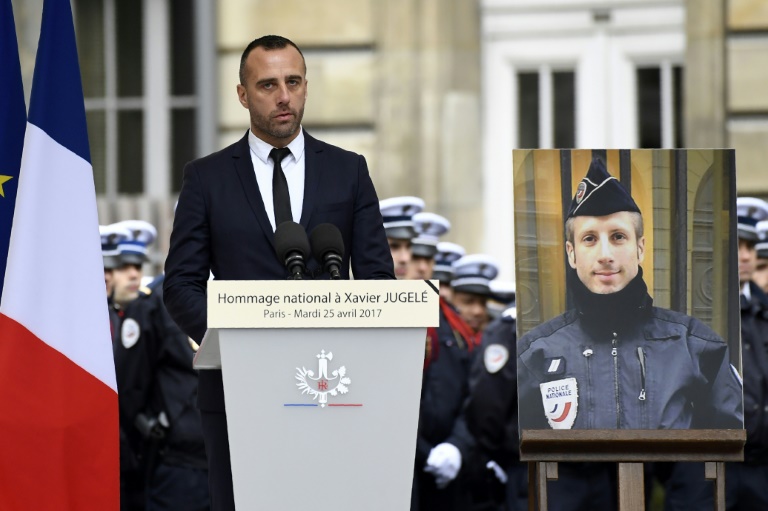 Companheiro de policial assassinado em Paris celebra casamento póstumo