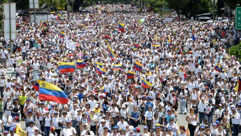 "Solte sua arma!": opositoras venezuelanas protestam no Dia das Mães