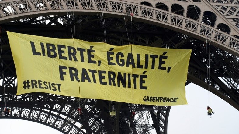 Greenpeace exibe faixa contra a Frente Nacional na Torre Eiffel