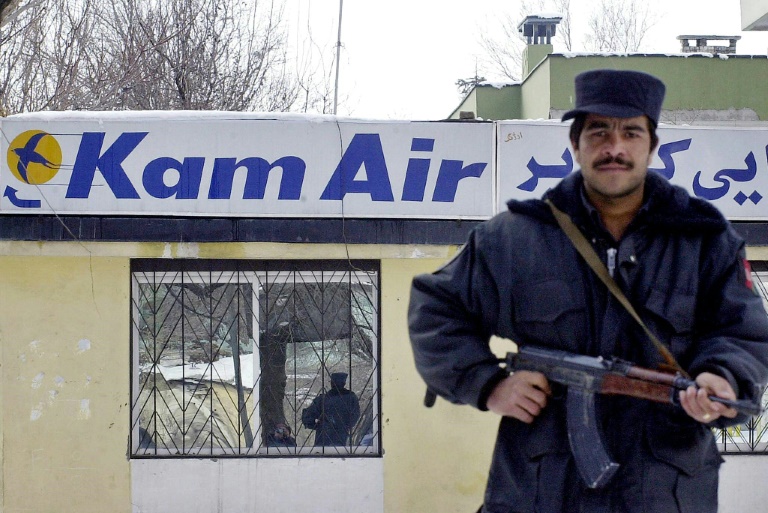 Deputados afegãos colocam em risco dezenas de pessoas ao forçarem retorno de avião