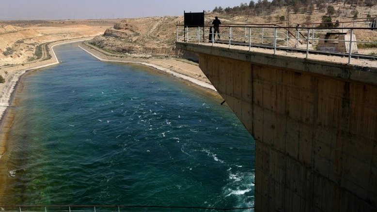 Aliança curdo-árabe toma Tabqa e sua represa (OSDH)