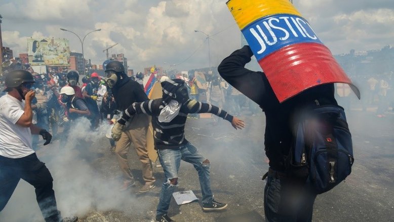 Opositores usarão bombas de excremento nos protestos na Venezuela