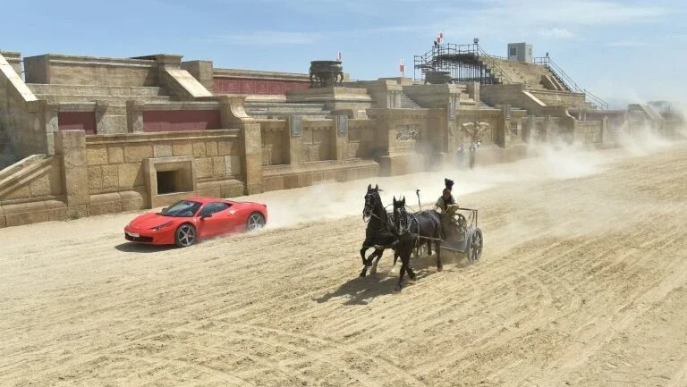 Dois cavalos enfrentam Ferrari em corrida de bigas romana