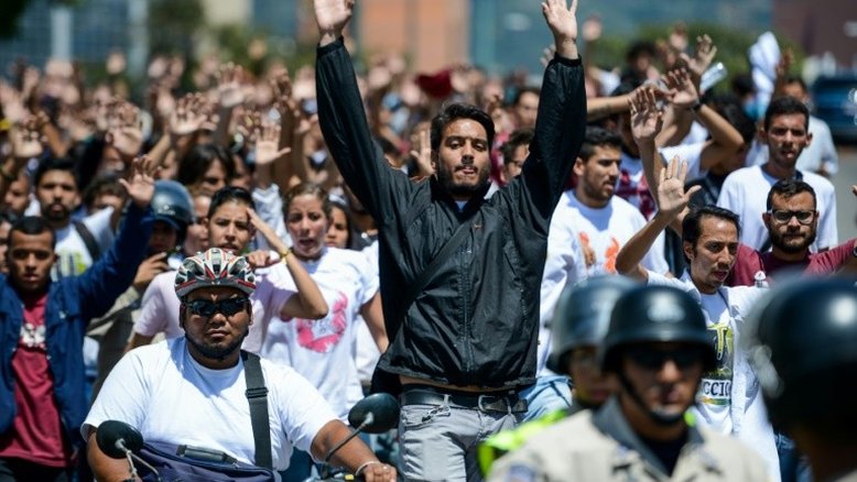 Estudantes organizam protestos contra Maduro apesar do aumento da violência