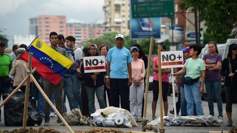 Jovem morre em tentativa de saque após protesto na Venezuela