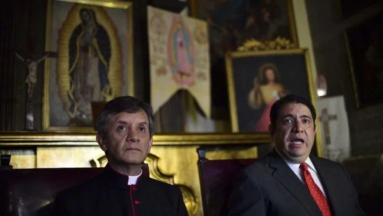 Homem apunhala padre durante missa na Catedral da Cidade do México