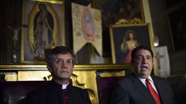 Homem apunhala padre durante missa na Catedral da Cidade do México