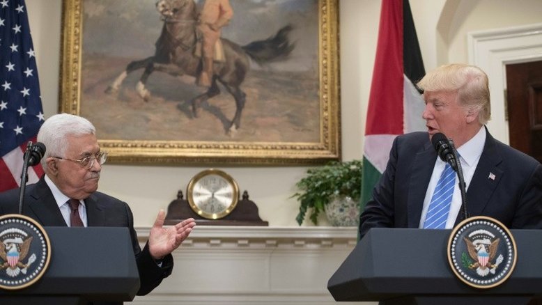 Trump atua como pacificador ao receber líder palestino na Casa Branca