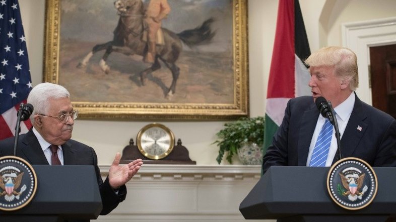 Trump atua como pacificador ao receber líder palestino na Casa Branca