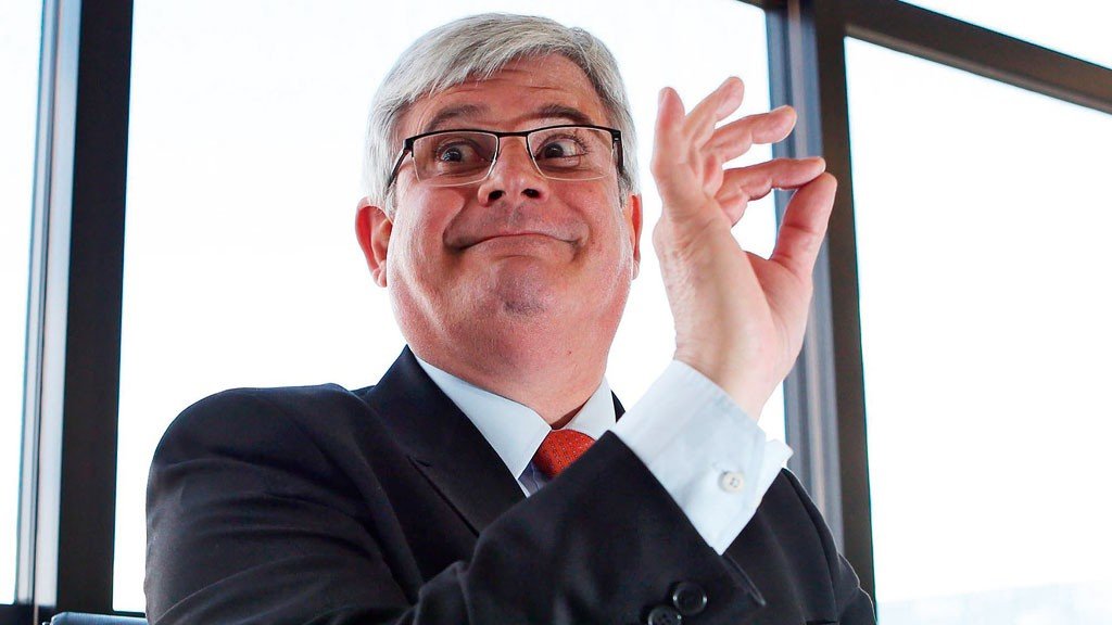 Um procurador atrás de um troféu