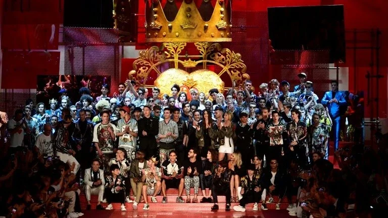 Dolce&Gabbana causa sensação na Semana de Moda de Milão; Versace homenageia Gianni
