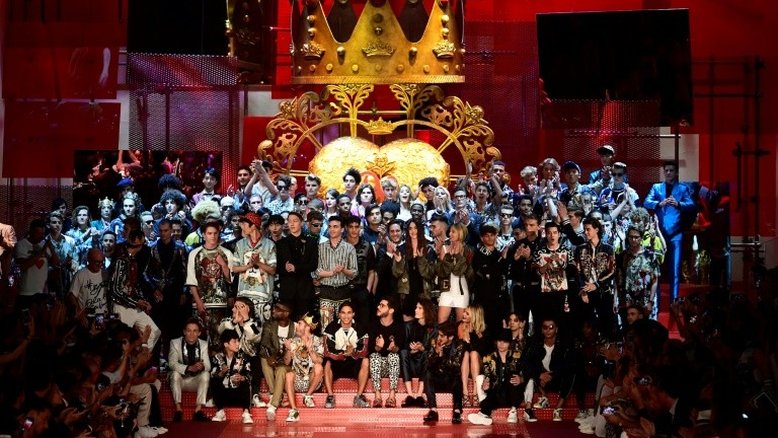 Dolce&Gabbana causa sensação na Semana de Moda de Milão; Versace homenageia Gianni