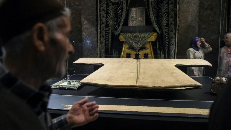 A túnica do profeta atrai muçulmanos a Istambul durante o Ramadã