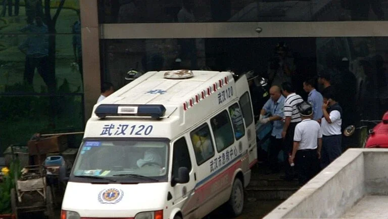 Explosão na entrada de escola deixa oito mortos e 65 feridos na China