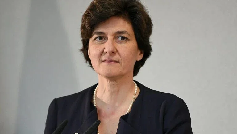 Ministra da Defesa da França renuncia por investigação contra seu partido