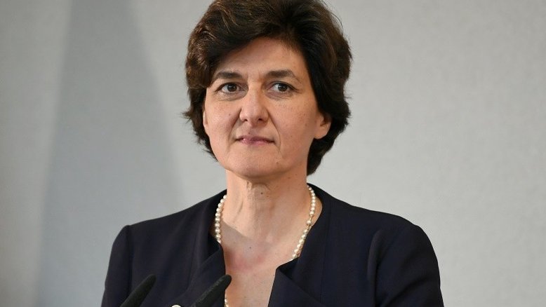 Ministra da Defesa da França renuncia por investigação contra seu partido