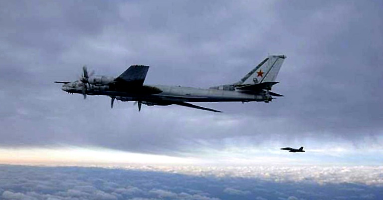 Caça russo faz interceptação 'arriscada' de avião americano