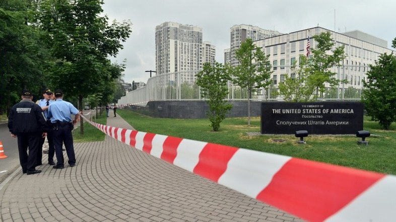 Embaixada americana em Kiev é atingida por bomba, sem fazer vítimas