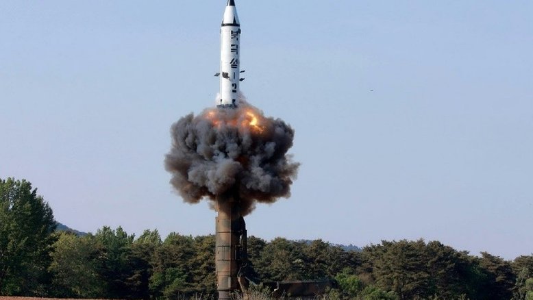 Coreia do Norte lança mísseis no Mar do Japão