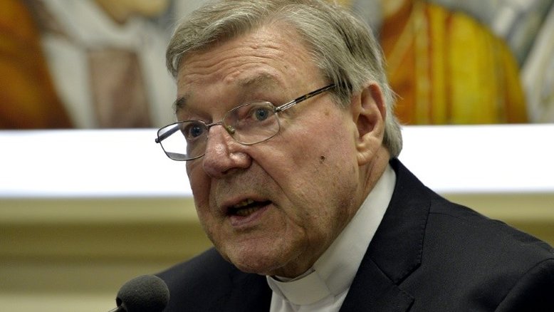 Acusado de abuso sexual, número três do Vaticano alega inocência e tira licença