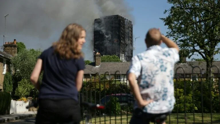 Sobreviventes de incêndio em Londres relatam momentos de desespero