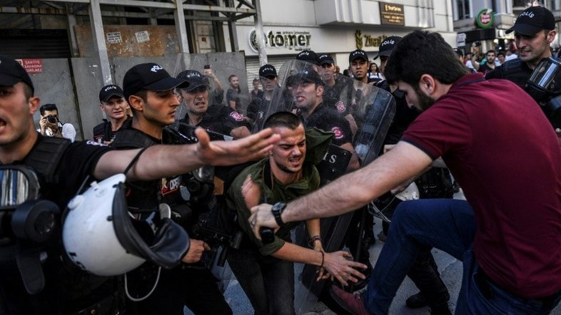 Polícia turca usa balas de borracha para impedir Parada do Orgulho Gay