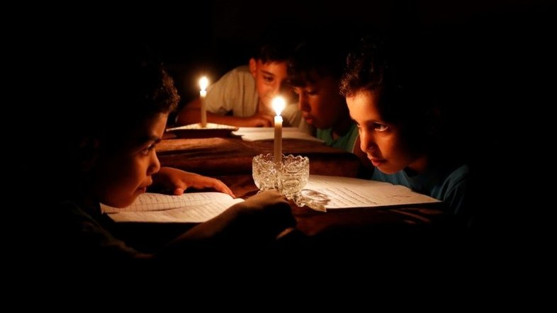 Israel começa a reduzir fornecimento de eletricidade a Gaza