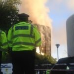 Bebê sobrevive ao ser jogado de prédio em chamas em Londres