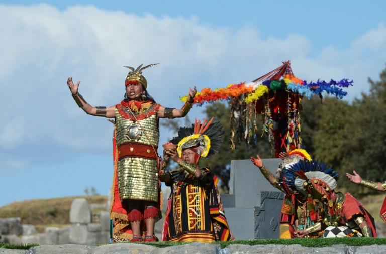 Cusco recebe o sol e Inca saúda drone no Inti Raymi