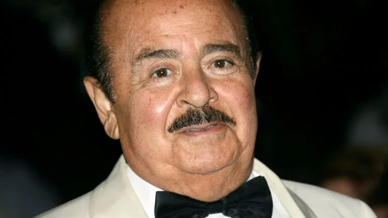 Morre bilionário saudita comerciante de armas Adnan Khashoggi