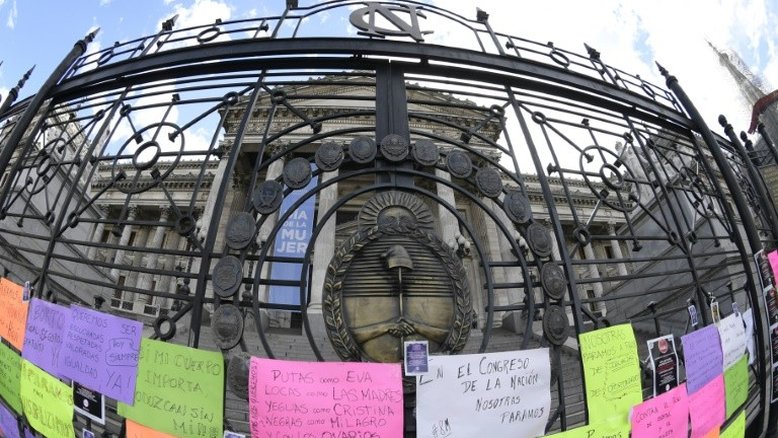 Argentina aprova lei que retira guarda de filhos de autores de feminicídio