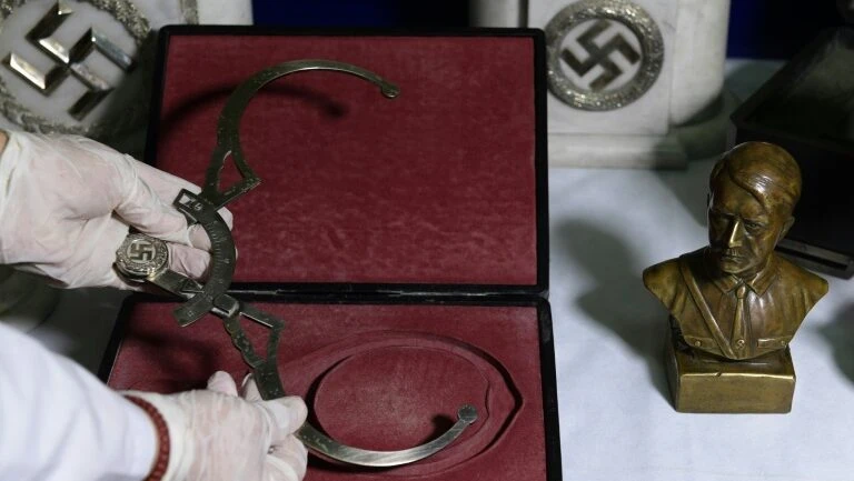 Mais objetos com simbologia nazista são encontrados na Argentina