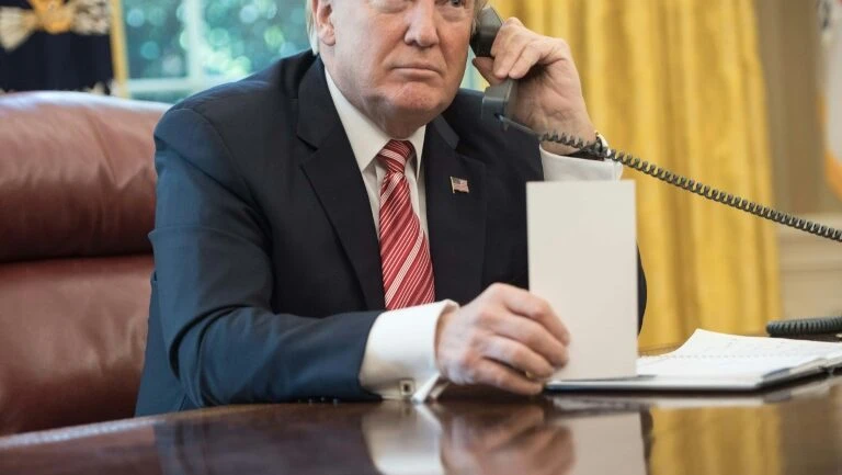 Demitidos três jornalistas da CNN após retirada de artigo que relaciona Trump e Rússia