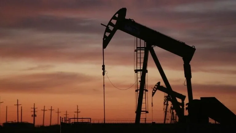 Petróleo fecha em baixa em Nova York, a 44,20 dólares o barril