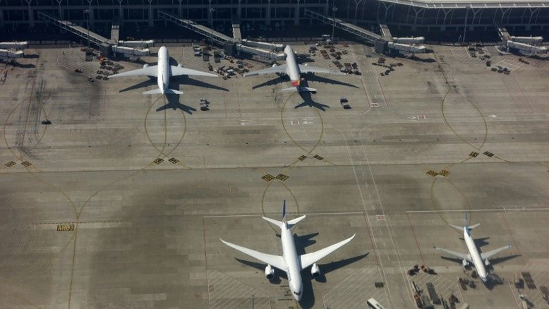 Passageira joga moeda em motor de avião e atrasa voo por várias horas