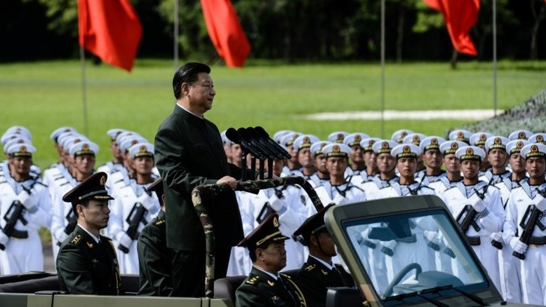 Exército chinês desfila para Xi Jinping em Hong Kong