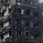 Bebê sobrevive ao ser jogado de prédio em chamas em Londres