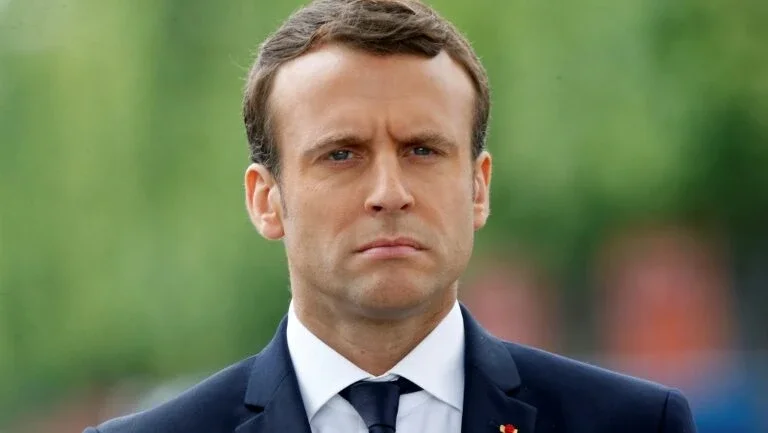 Macron causa indignação com brincadeira sobre migrantes das Comores