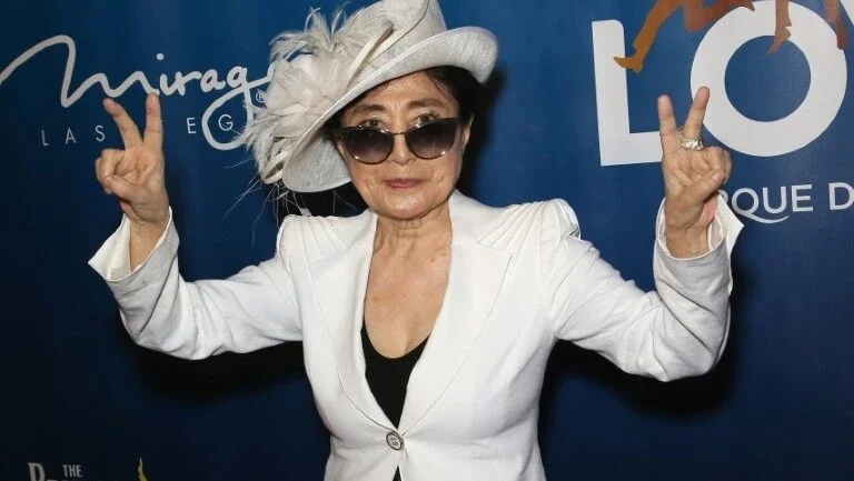 Décadas depois, Yoko Ono se soma aos créditos de 