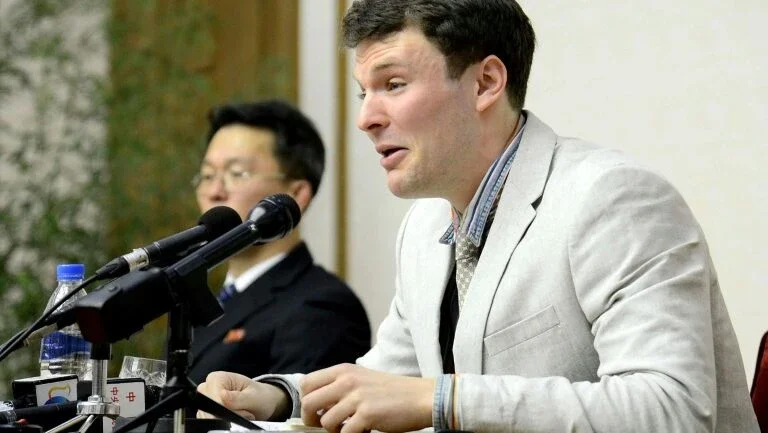 Americano em coma é repatriado após ser libertado pela Coreia do Norte