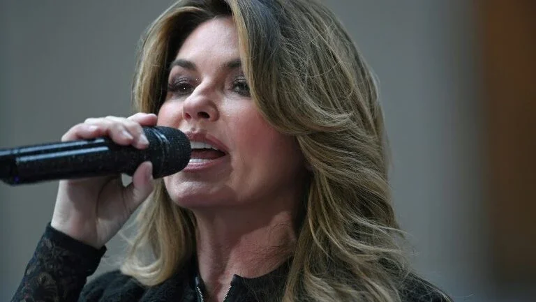 Estrela de country pop dos anos 90 Shania Twain reaparece com 