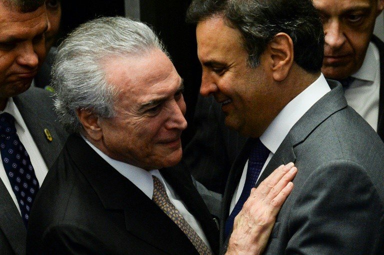 Michel Temer cumprimenta ex-governador de MG: expectativa de tucano era suceder emedebista no Planalto