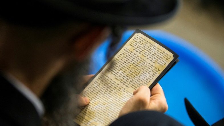 Passageira vence causa contra judeu ortodoxo que não quis se sentar ao lado de uma mulher