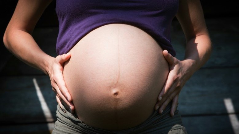 Grávida leva tiro do marido e dá à luz com bala alojada na cabeça