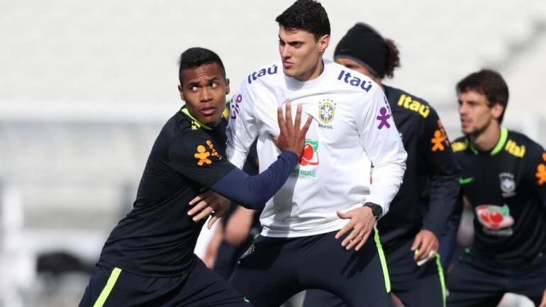 Filho de Tite, Matheus Bacchi se destaca como auxiliar técnico na seleção