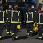 Bebê sobrevive ao ser jogado de prédio em chamas em Londres