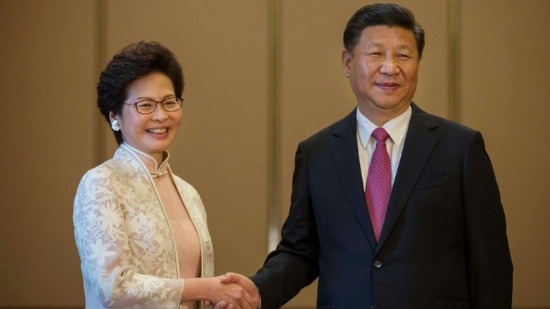 Carrie Lam, admirada pela competência e odiada pelos democratas de Hong Kong