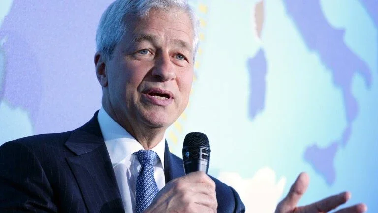 CEO do JPMorgan diz que ser americano é 